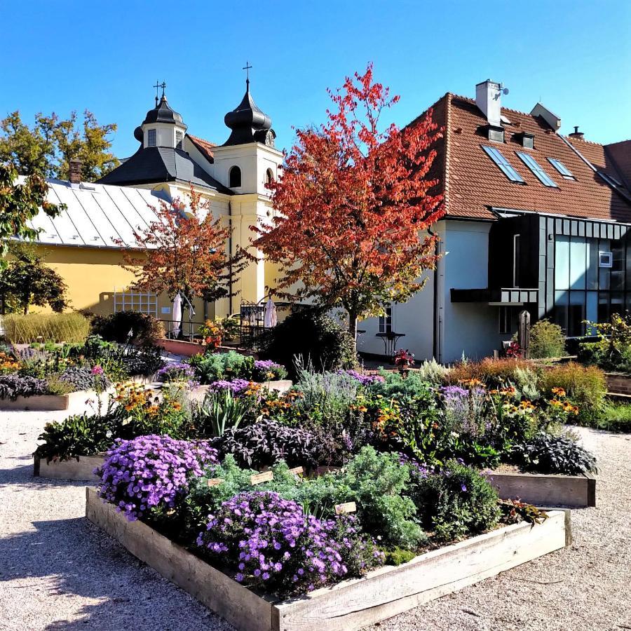 Apartmany Monastery Suites Zirec Dvůr Králové nad Labem المظهر الخارجي الصورة